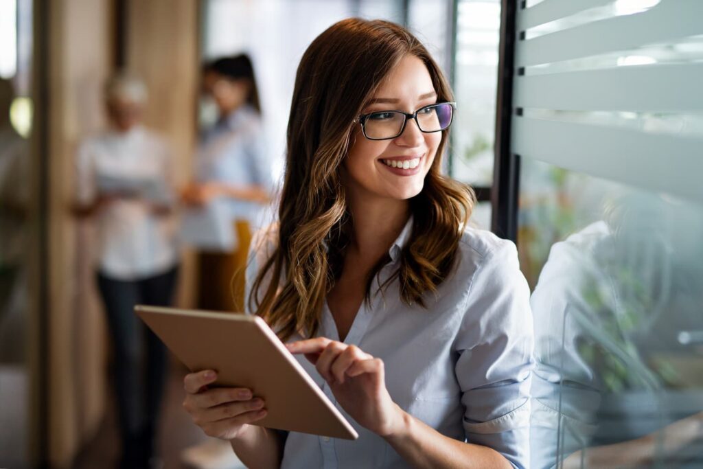 女性會計師微笑 — 商業流程外包與離岸人力資源服務 |Sourcefit